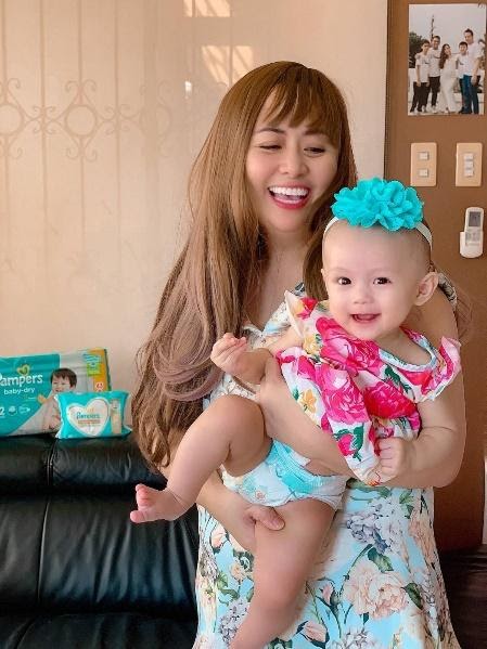 Pampers Power Mom Rochelle Miko-Rivera bonding with baby Eliana, showing no signs of discomfort.

Practical Prenting Hack
